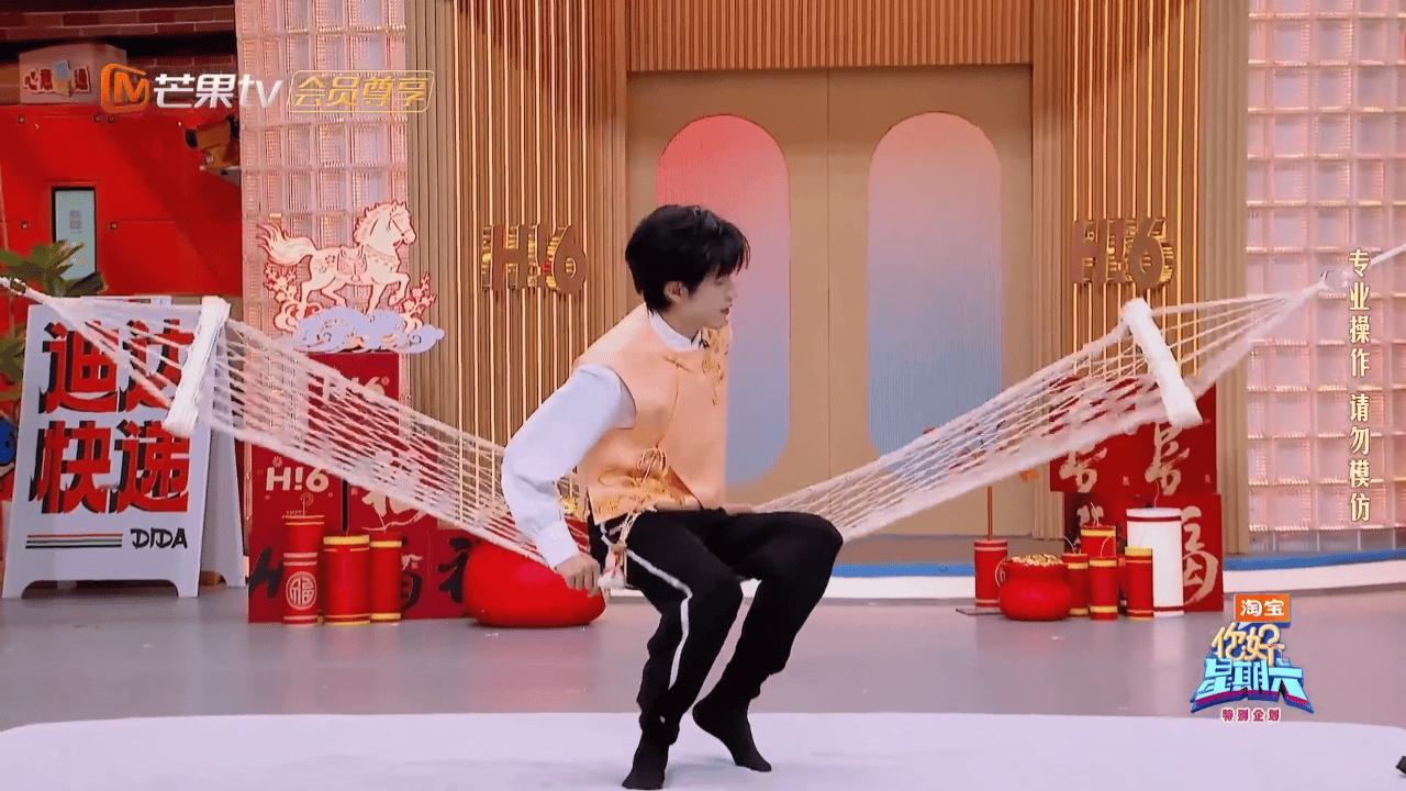 张颜齐抖成筛子了谁懂啊！吊床初体验直接抖成小马达。又怂又萌的反应戳中笑点，这波真