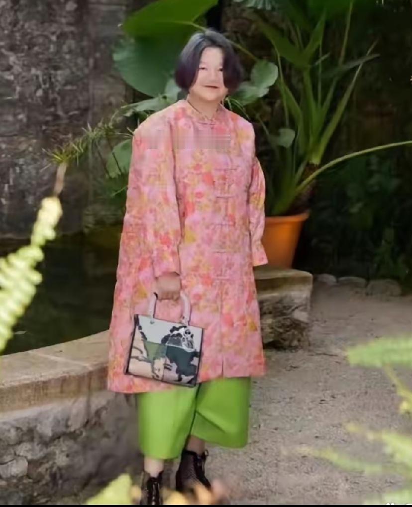 64岁洪晃这身打扮，人不惊人衣惊人，有个性，与众不同，这种时尚就要“出其不意”！