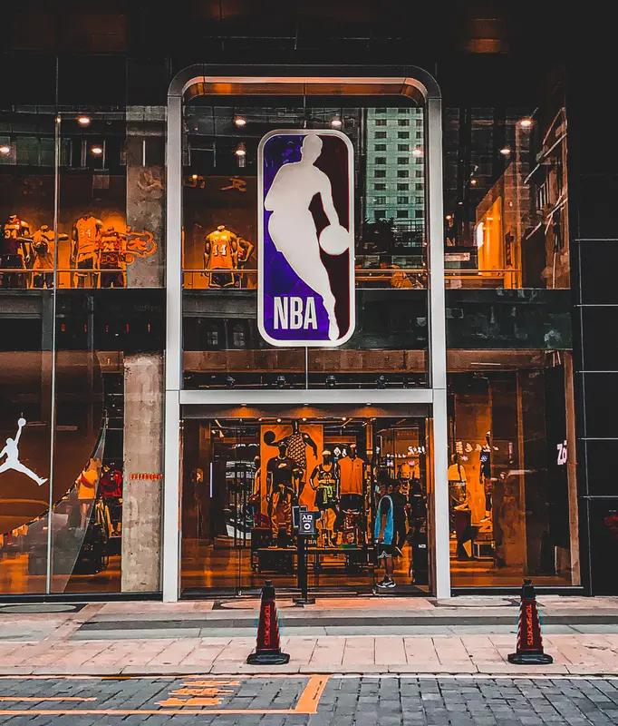 杨瀚森换老板！42.5亿美元成交，波特兰真不搬？NBA官方公告落地——2026