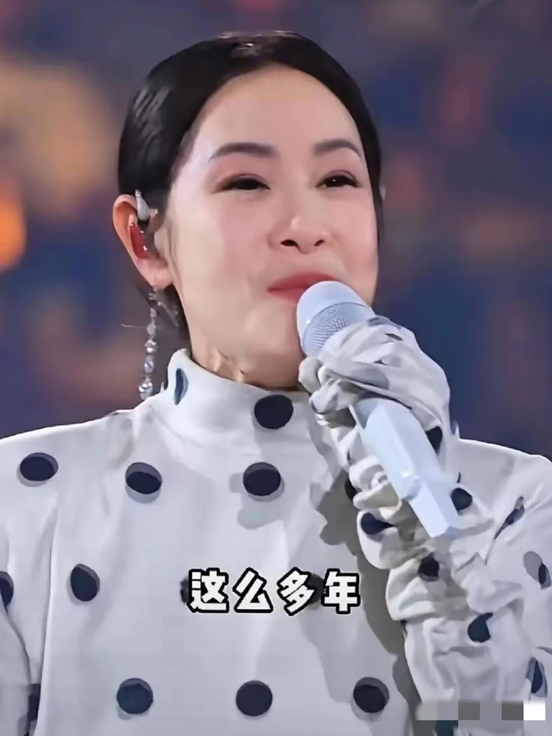 年轻时看起来并不怎么在意外貌的刘若英竟然也选择打针了，前段时间她开演唱会时候的模