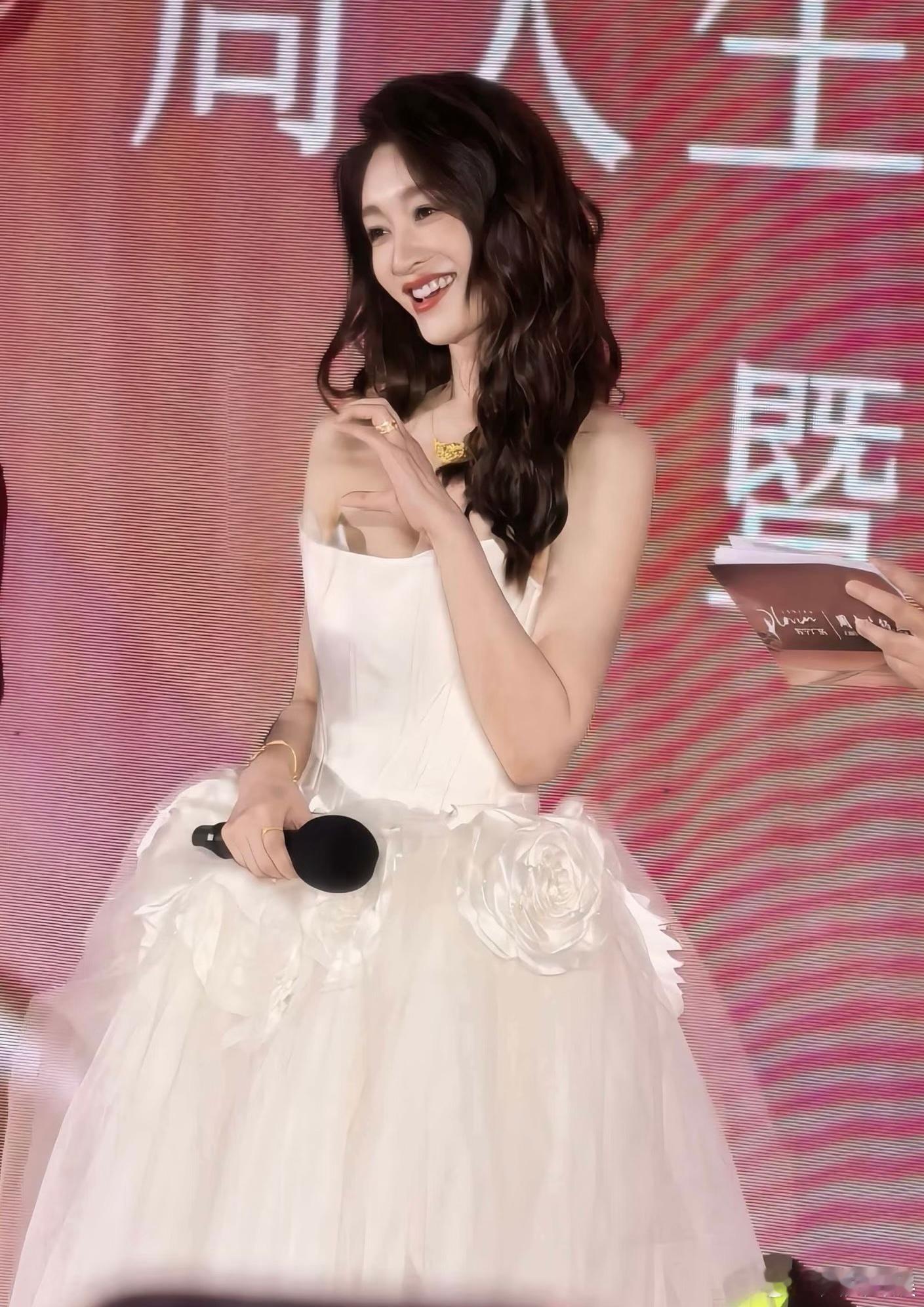 李小冉线下活动听取哇声一片浪姐更红之后，感觉更美了！我去，50岁生图怎么可以美成