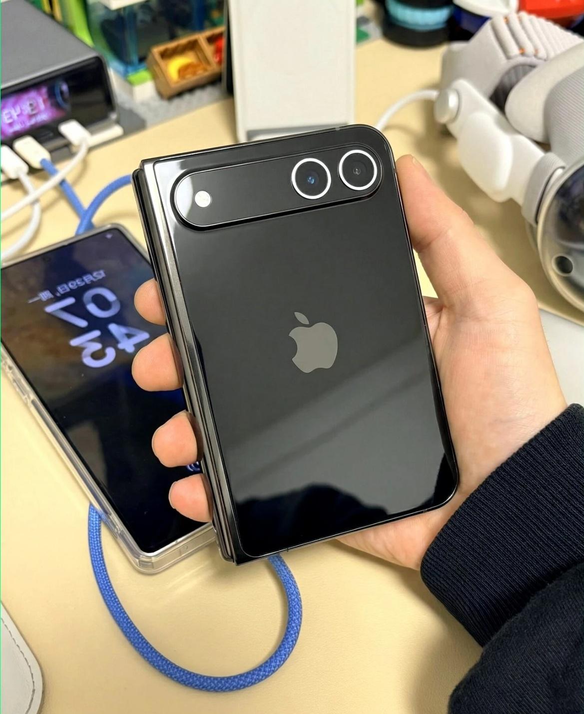 苹果首款折叠屏iPhone终于有了更多细节！外屏挖孔、侧边TouchID解锁，