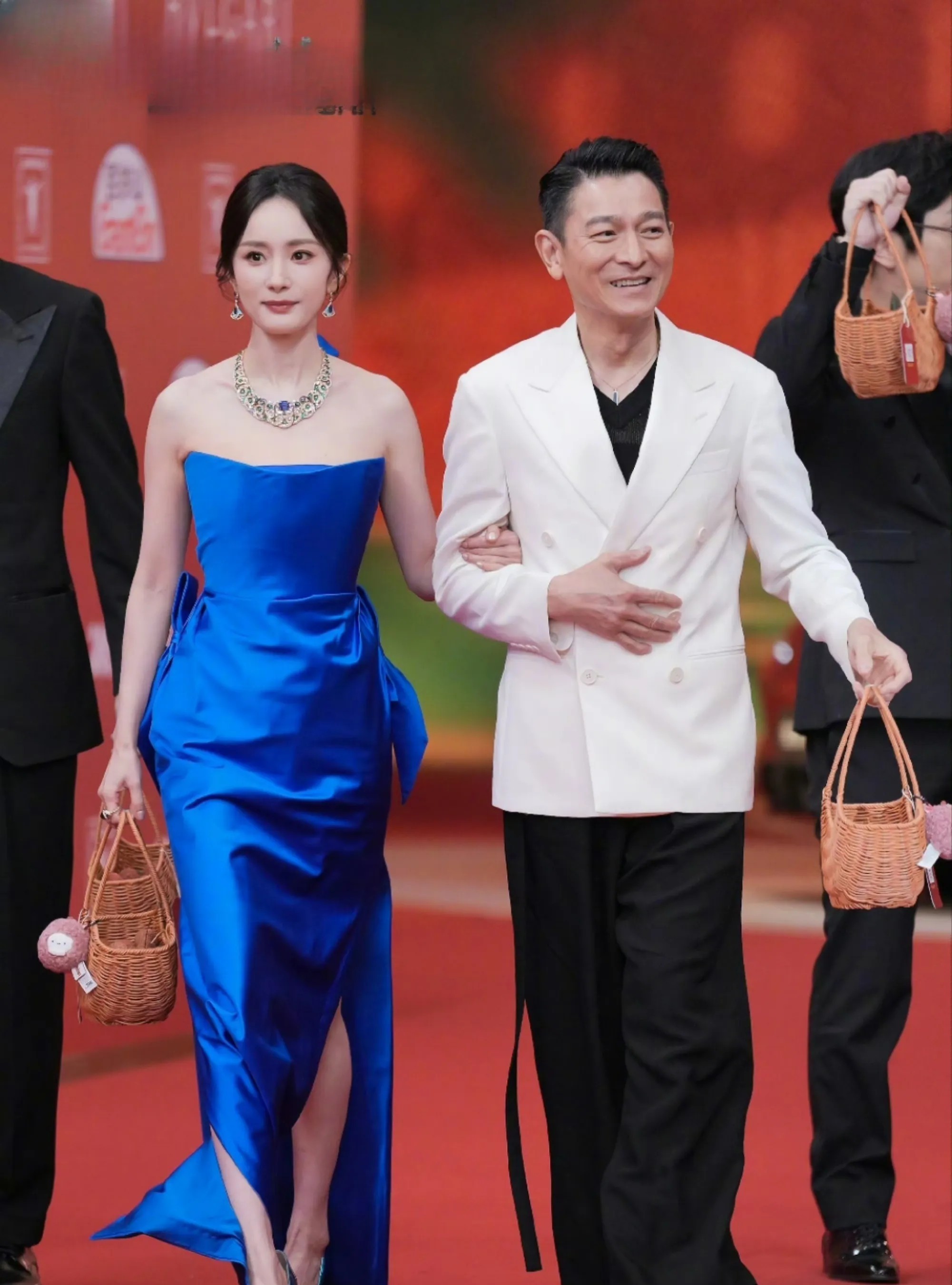和刘德华挽手走红毯，让章子怡沦为背景板，杨幂才是上影节吸睛亮眼的，一袭宝石蓝高定
