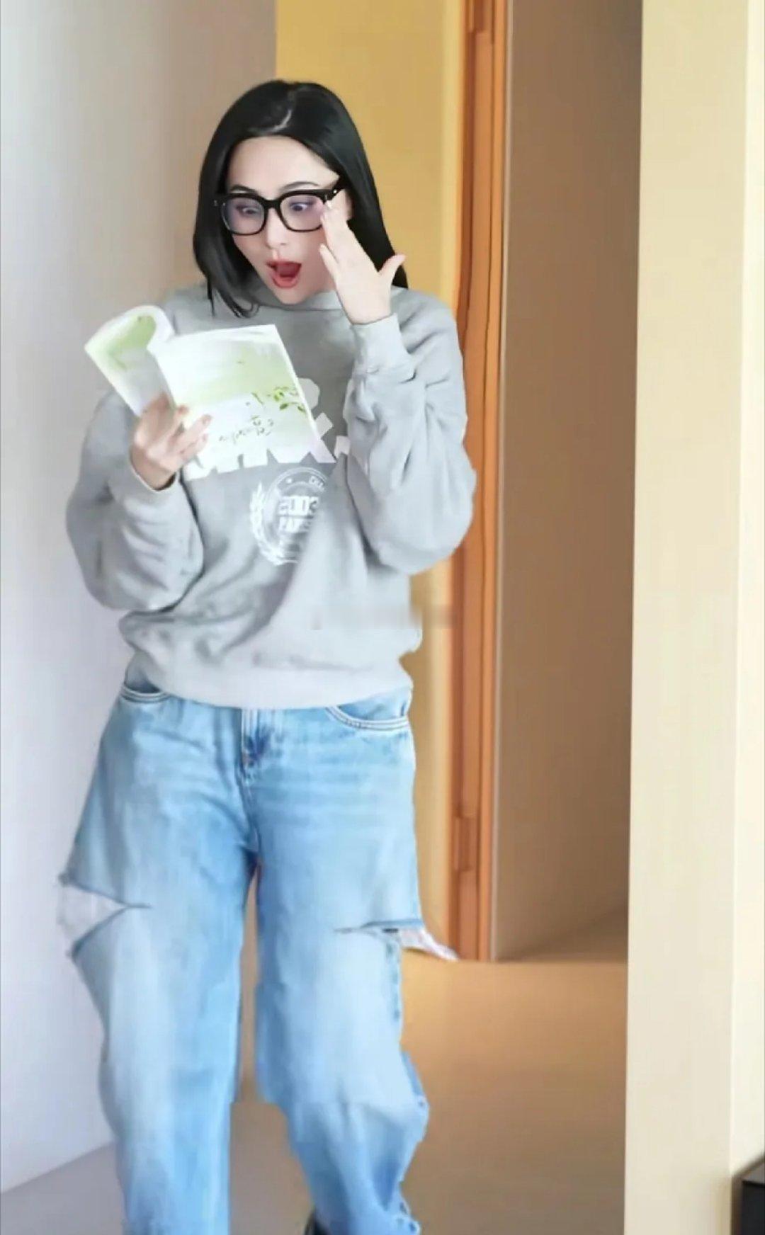 4岁阿娇的居家穿搭好亮眼！卫衣配破洞阔腿裤，减龄又时尚，轻松穿出活力感，状态嫩得