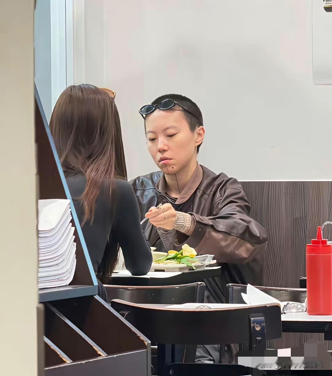 窦靖童在她身边真像个男人！俩人还同吃一碗河粉🍜，窦靖童还把人家丸子都拨自己碗