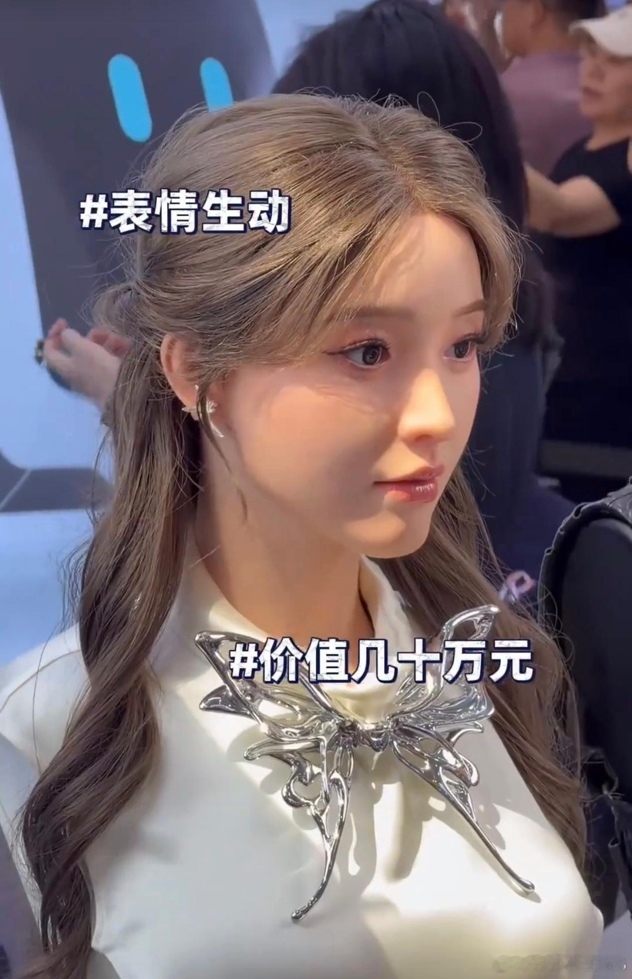 18万买个会“抛媚眼”的机器人？网友：不如请个阿姨2026世界机器人大会上，优必选一款超仿生半身机器