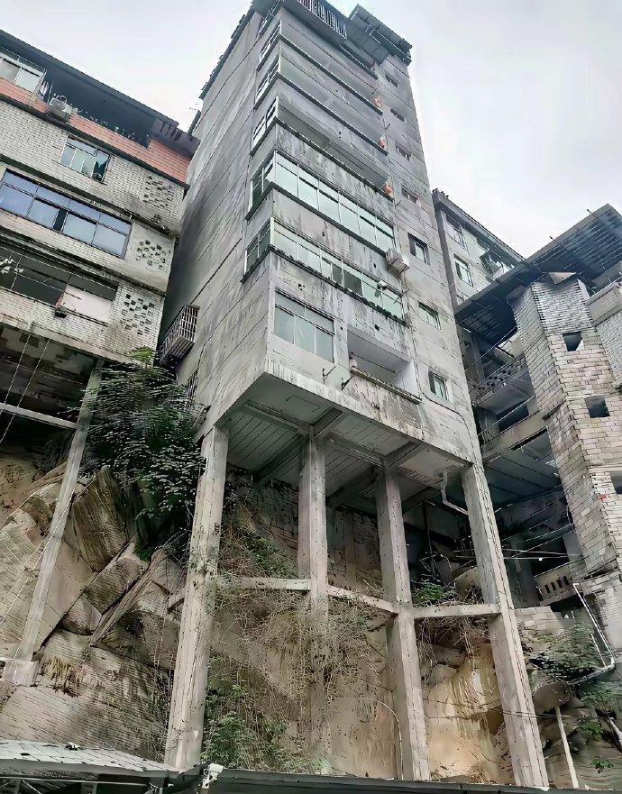 这样的房子看着好吓人，如果发生一点意外，会不会塌掉。最近出门旅游的时候，在路边