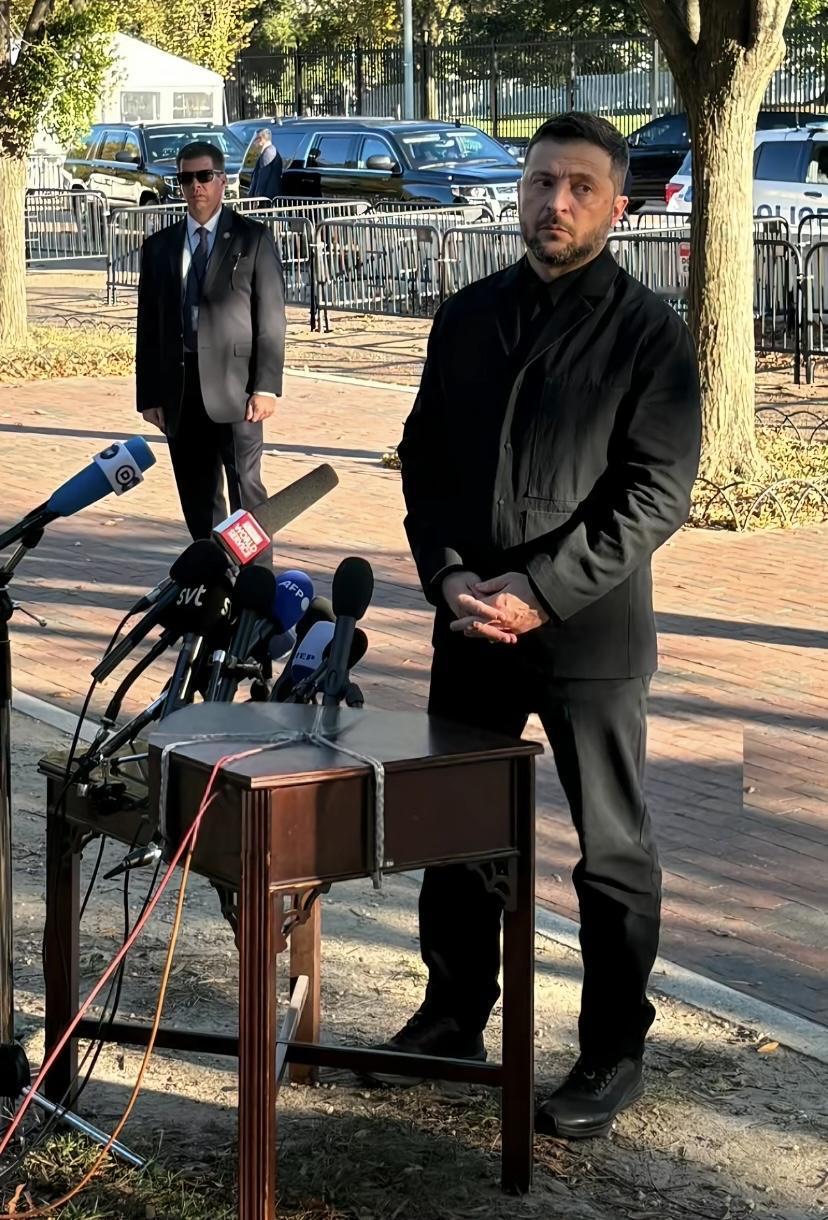 好多人骂泽连斯基,说他把乌克兰害了,说他让国家处于水深火热之中,这话不对,泽连斯