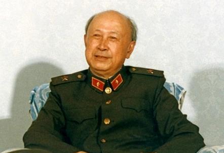 1955年10月，刚回国的钱学森想去参观哈军工，却被拦在了外面不给进，接到电话的