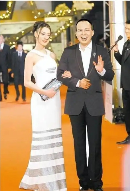 2007年，41岁的李泽楷爱上梁洛施，2人确立恋爱关系，生下3个儿子后，李家也有