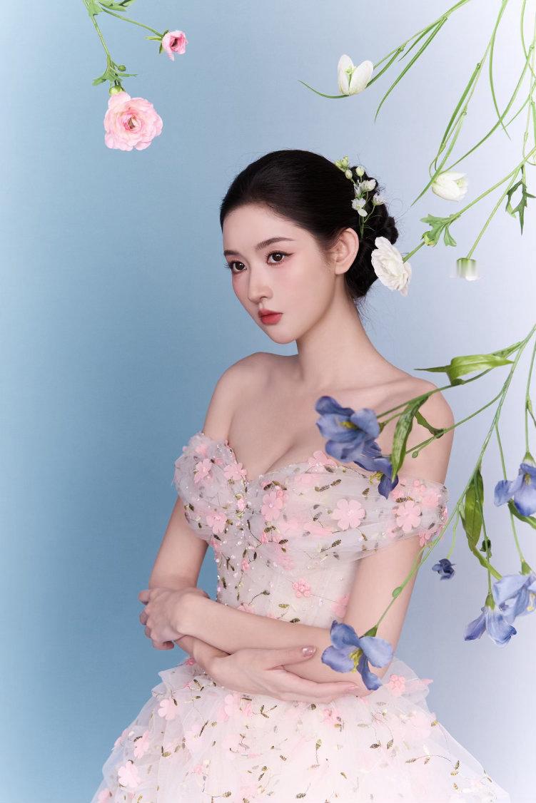 王玉雯一字肩花朵长裙王玉雯苏州活动状态苏州的活动图一出，评论区全是“好美”。但
