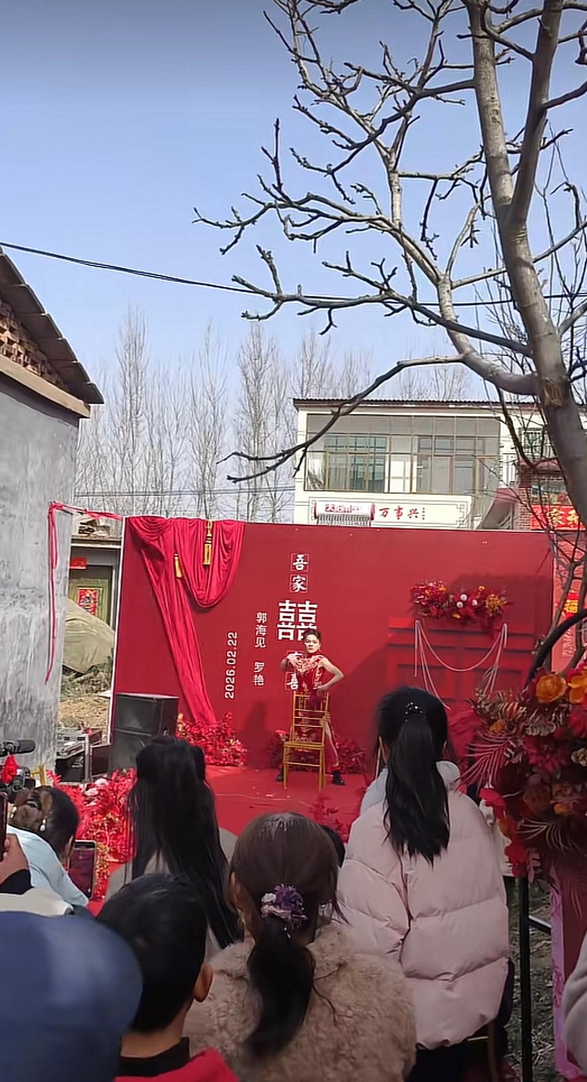 结婚当天，新娘亲自上场跳舞，跳得怪怪的，想起一句话，只要自己不觉得尴尬，尴尬的就