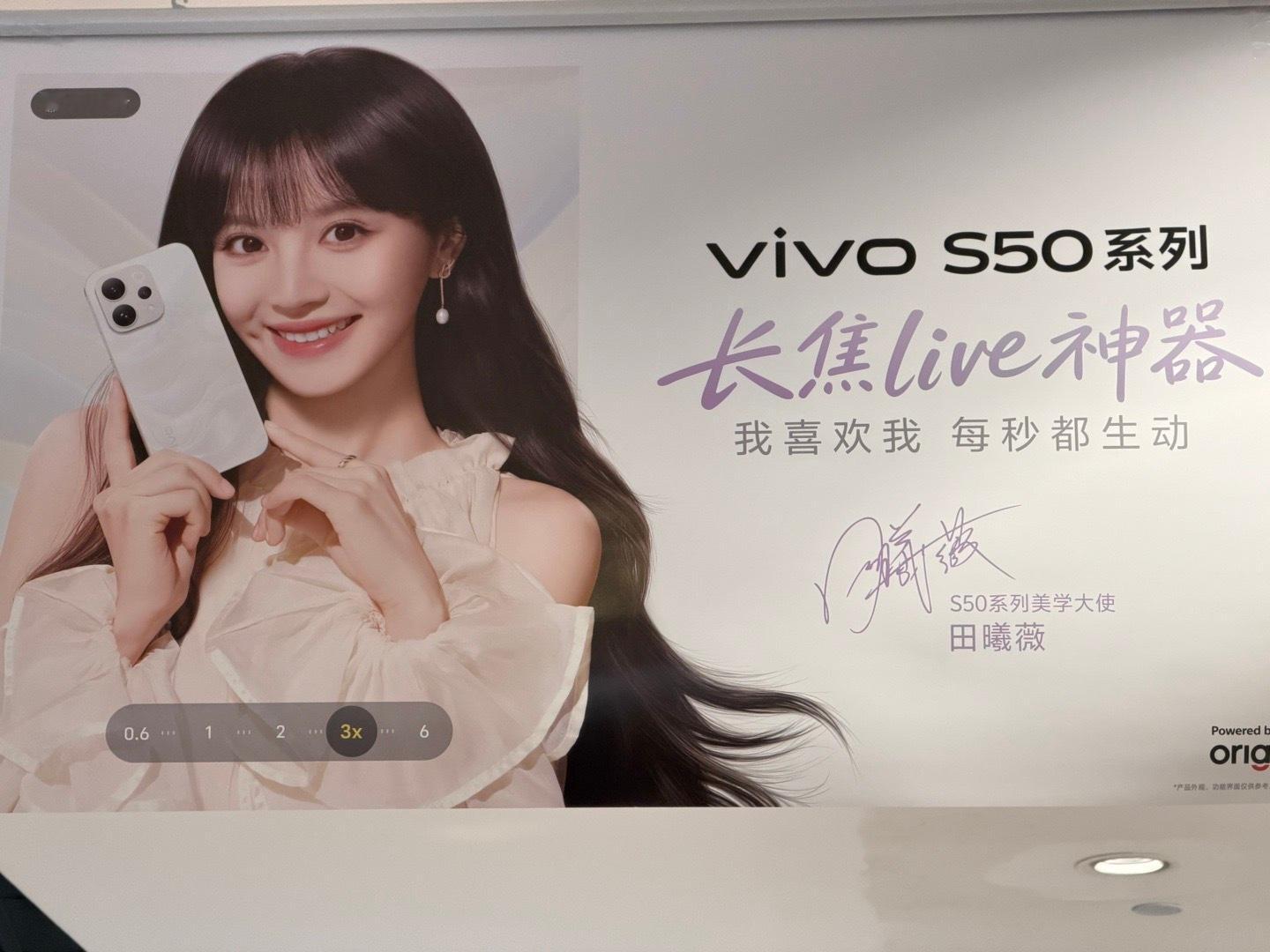 我知道为啥这张海报让我觉得特别了现在真的很少代言人在海报上笑的这么灿烂的一个个都