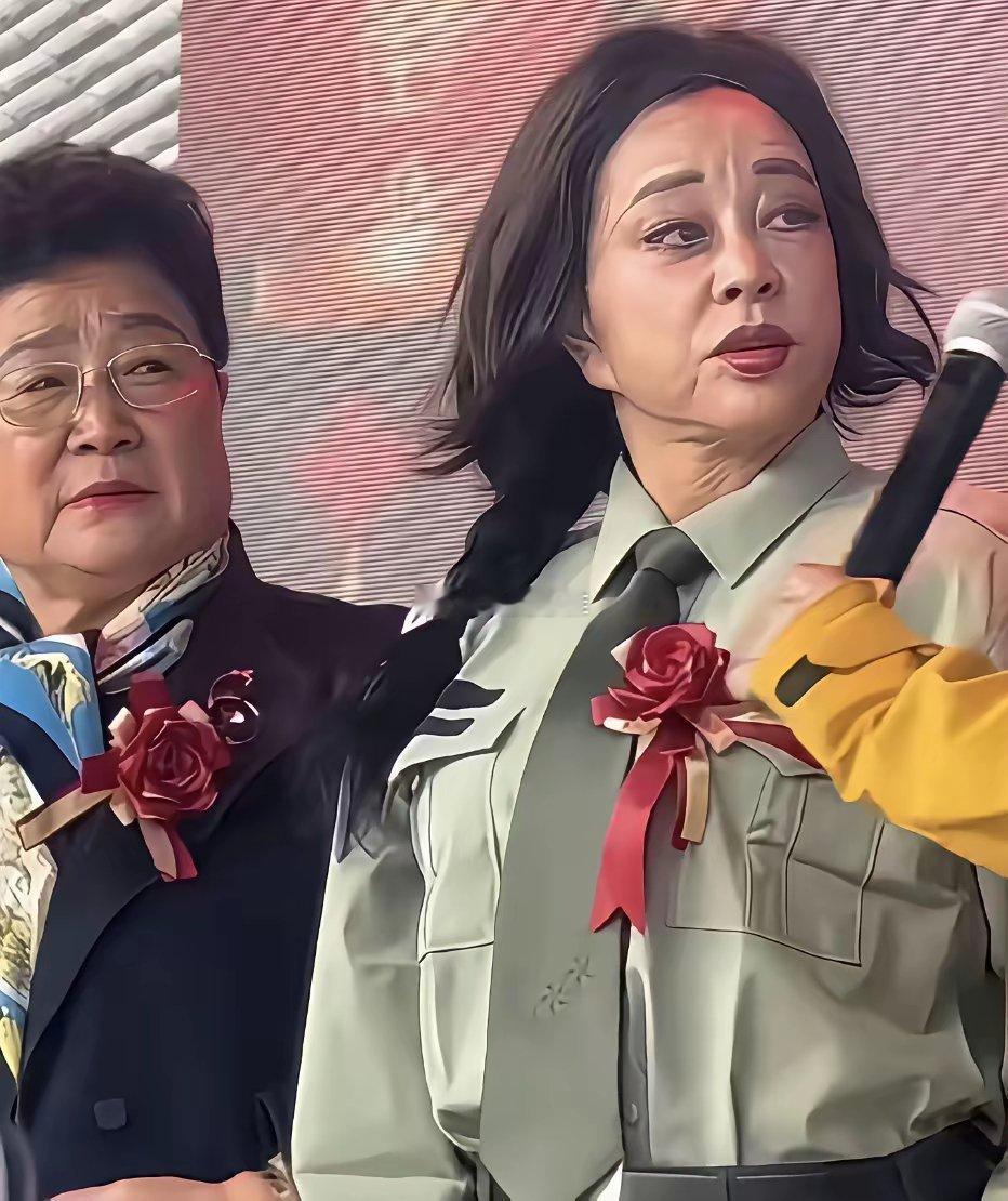 刘晓庆出席活动时的留影，正装、裙子