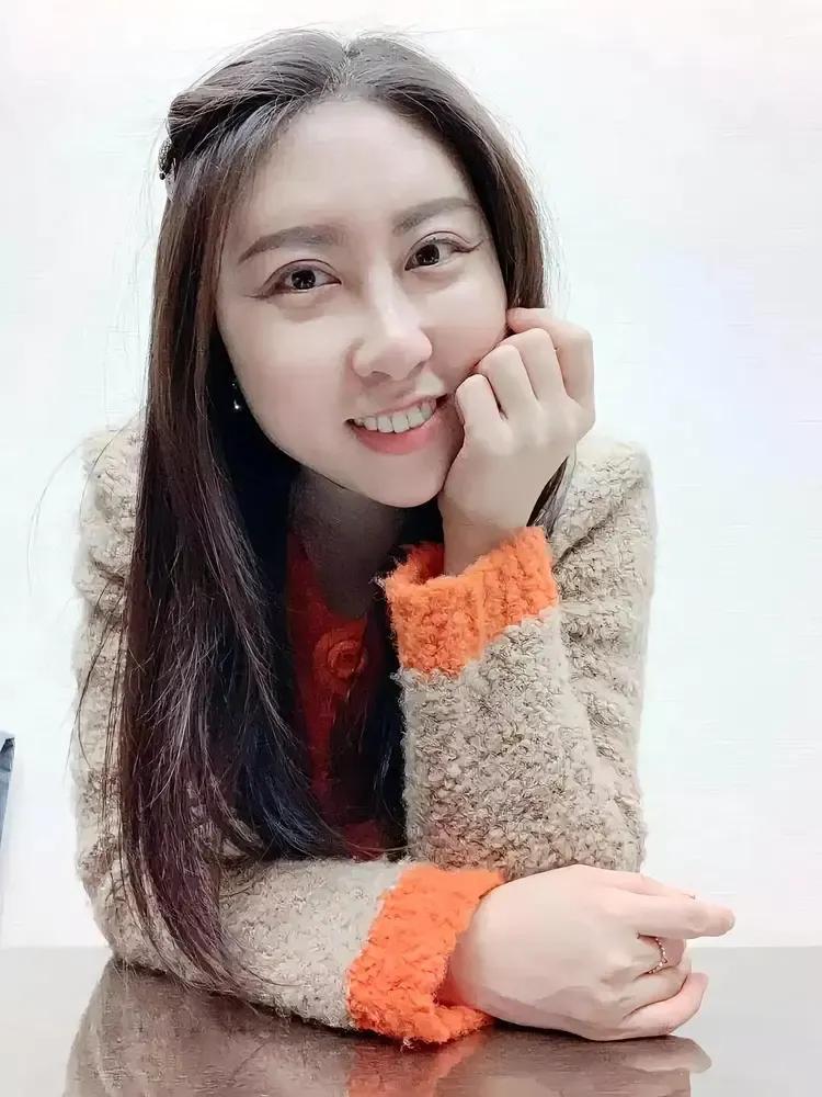 西北大学副教授贾浅浅，又一首新诗引来不少议论，四句大白话再次出圈：大雪压青