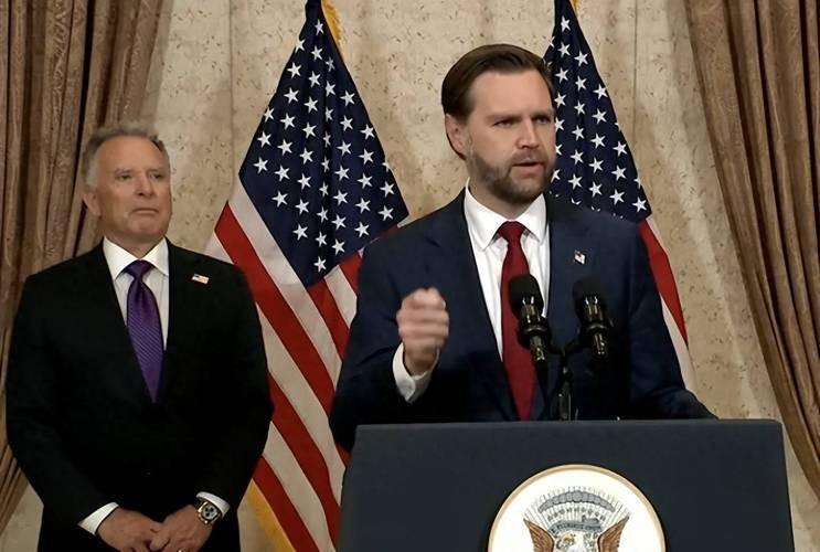 万斯救了特朗普“一命”！很多人觉得是万斯搞砸了美伊停火谈判。错了！真相是，如果不