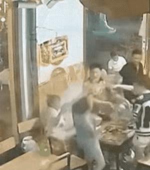 “冲动就是恶魔！”女人和坐在一起吃饭的男人吵了起来，然后拿起一瓶热水泼在了男人的