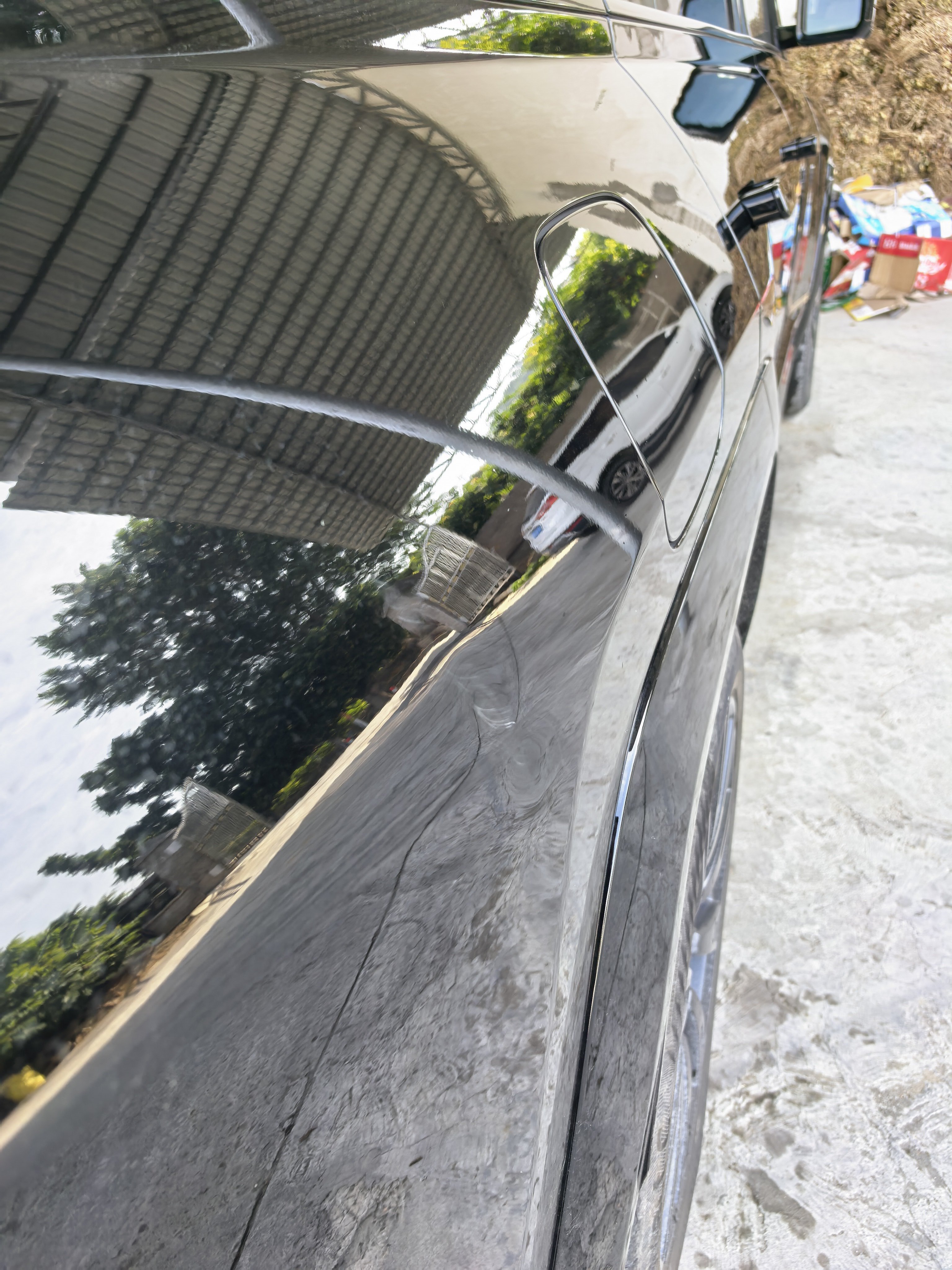 我的大仰望战损了，压了跟木头，弹起来打了仰望的屁股，漆面受损，钣金凹陷