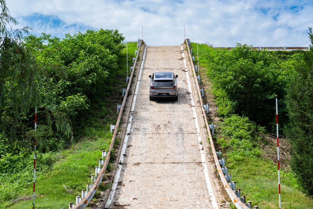 全新XC70走进中汽研-高环/爬坡(馈电/纯电)