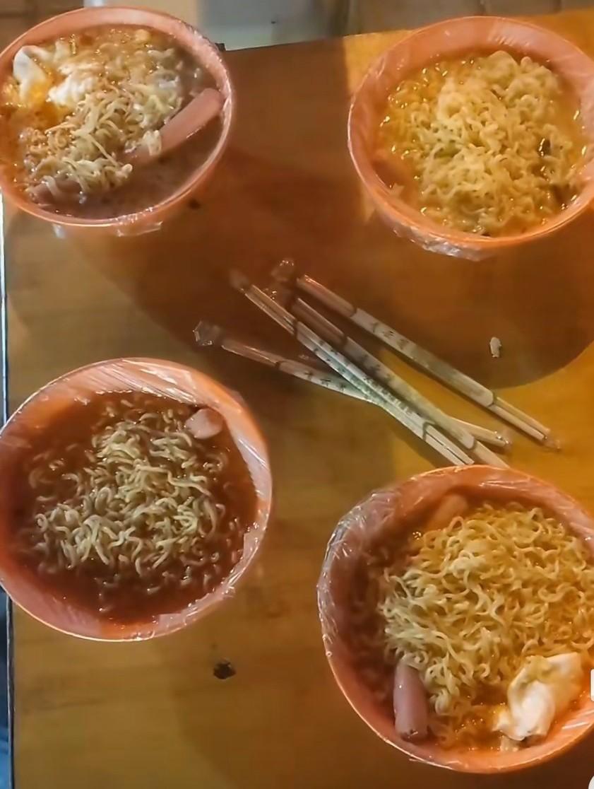 山西太原。网友发视频吐槽:在白求恩门口的夜宵摊上，四碗泡面，每碗泡面加一个鸡蛋和