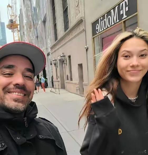 谷爱凌原来她天生的头发是黑色的，眼窝也是化妆的。只是她平时那种“混血感”太深入人