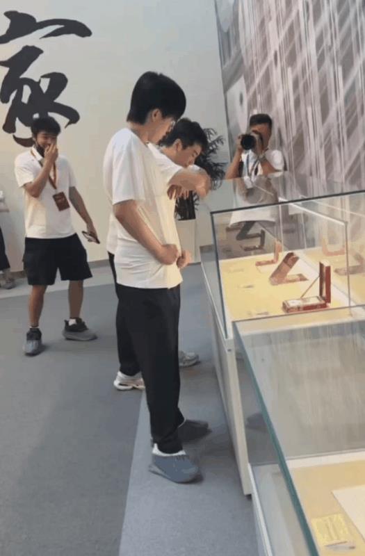 草莓熊和王晨策两个人太可爱了，都戴着口罩和工作证，站在离大头不远的地方保护着他。