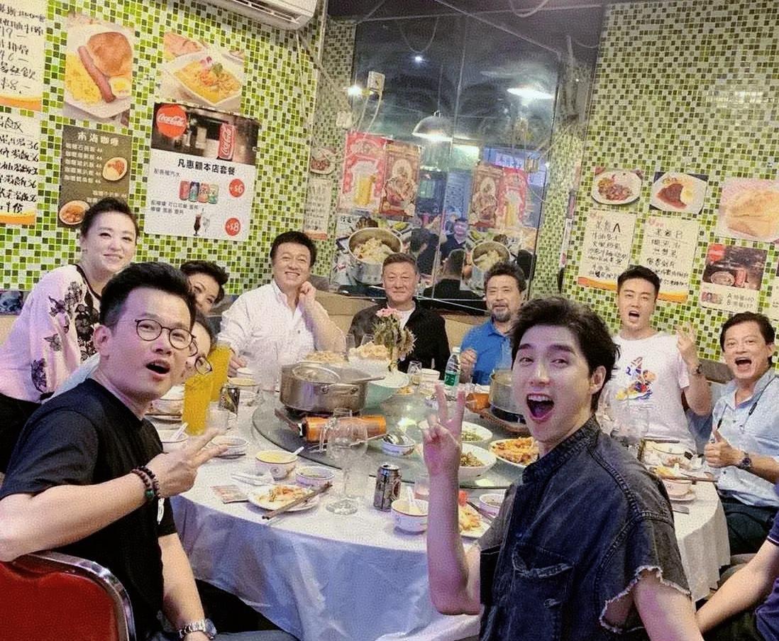 【歌唱家的烟火气：张也吕继宏韩磊围炉夜话】[比心][比心]7月26日周末傍晚，