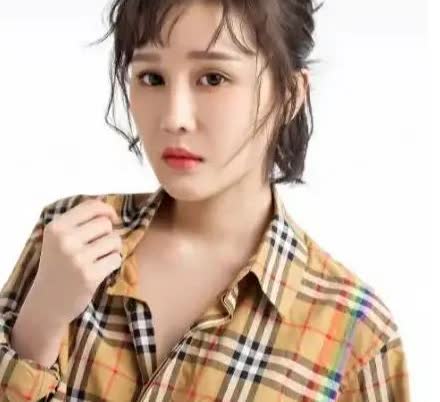 赵本山的女儿球球不但漂亮，还聪明伶俐，没想到，却得了抑郁症，老公为了安抚她的情绪