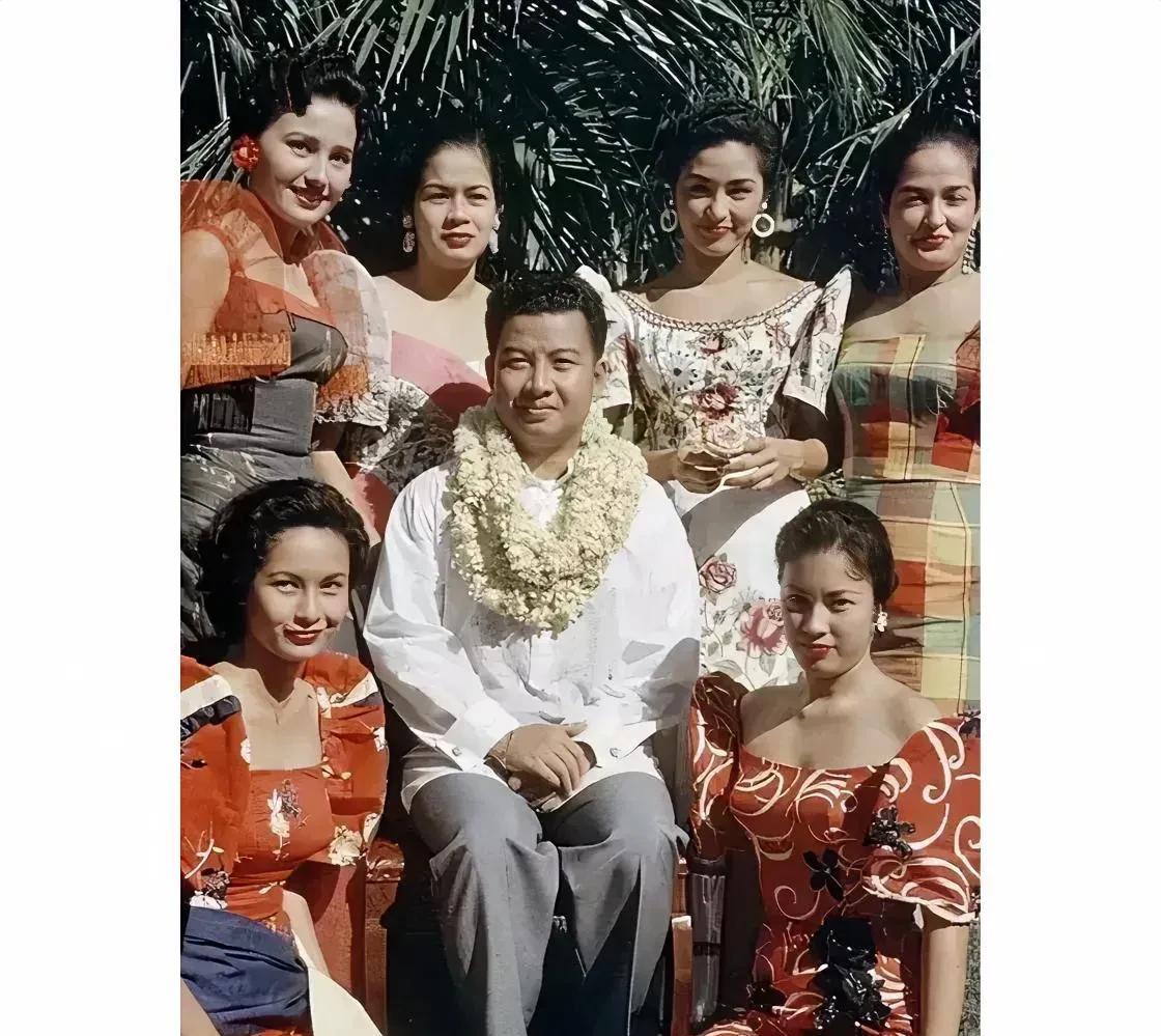 这张照片展现出了上世纪50年代西哈努克与后宫的六名妃子合影，六名妃子个个倾国倾城