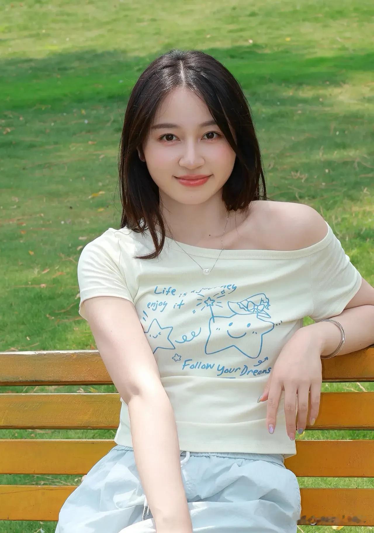 公园女孩的治愈时光绿荫下的长椅，藏着城市的温柔。她捧书静坐，风翻页、