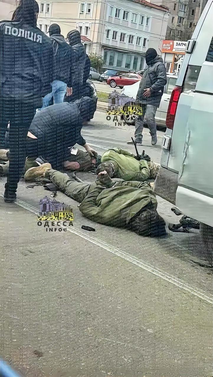 彻底乱套了！乌克兰敖德萨征兵办团伙，被乌克兰国安局一锅端啦！4月21日，乌克兰国