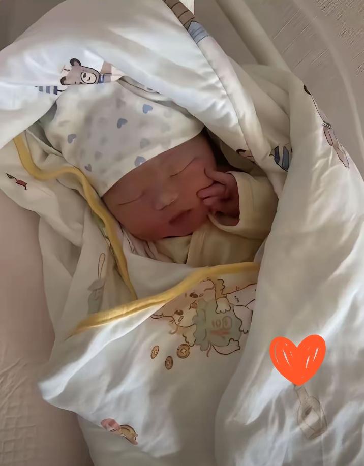 坐月子必须请月嫂吗?生完孩子坐月子，很多家庭都会纠结一件事：到底要不要花钱请
