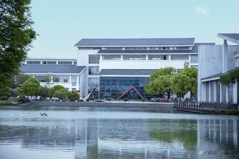 外甥女今年高考二、三百分（一直没说具体分数）上了某职业学院，因嫌丢人、怕人笑话，