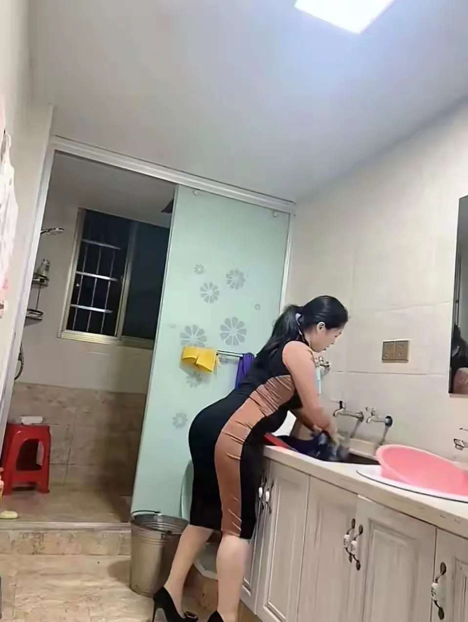 媳妇出去买菜去了，丈母娘在洗衣服
