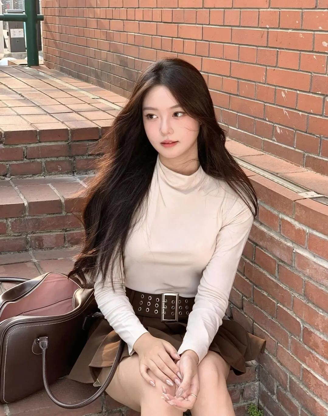 焦糖色系的秋日浪漫，在红砖墙下邂逅一杯热拿铁的温柔，把平凡日子过成喜欢的模样