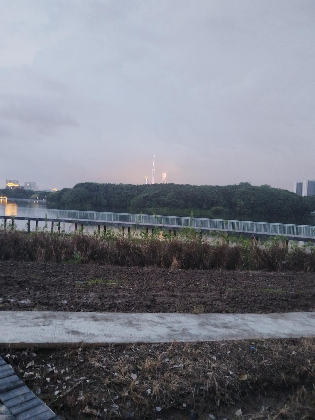 人心叵测啊！记起上个月堂姐因为胃癌去世，回老家奔丧，送她去火葬场之后返回的路上