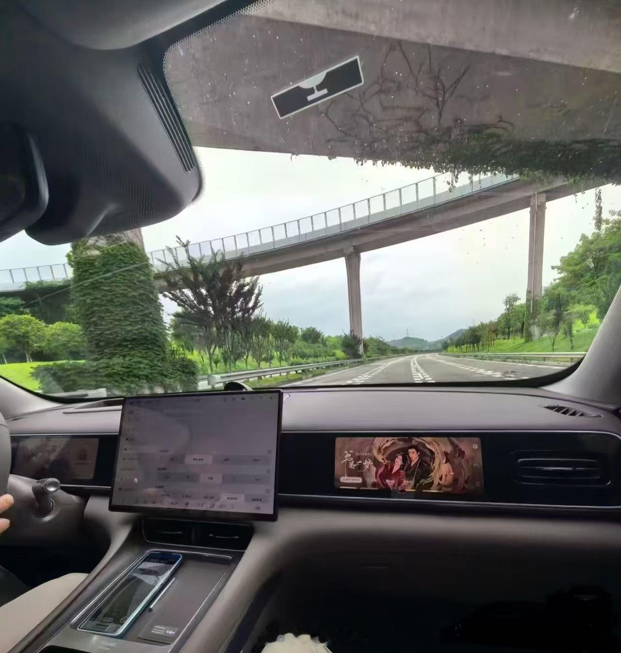 全新问界m7随着上市时间越来越近，越来越多关于它的信息都在曝光，这不内饰都被人