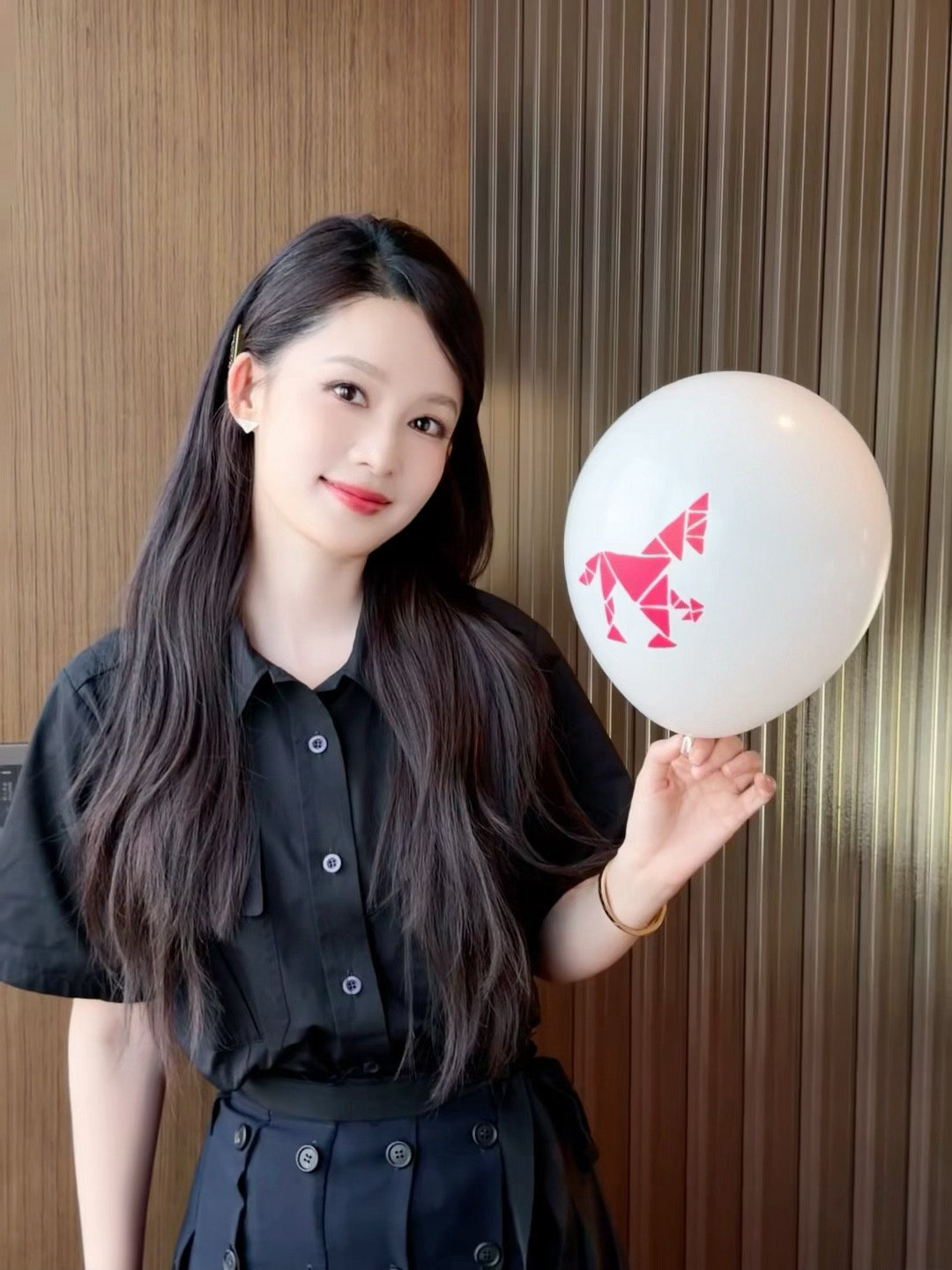 李沁开启元气满满的周一李沁周一营业图周一啦,开启元气满满的一周吧~李沁