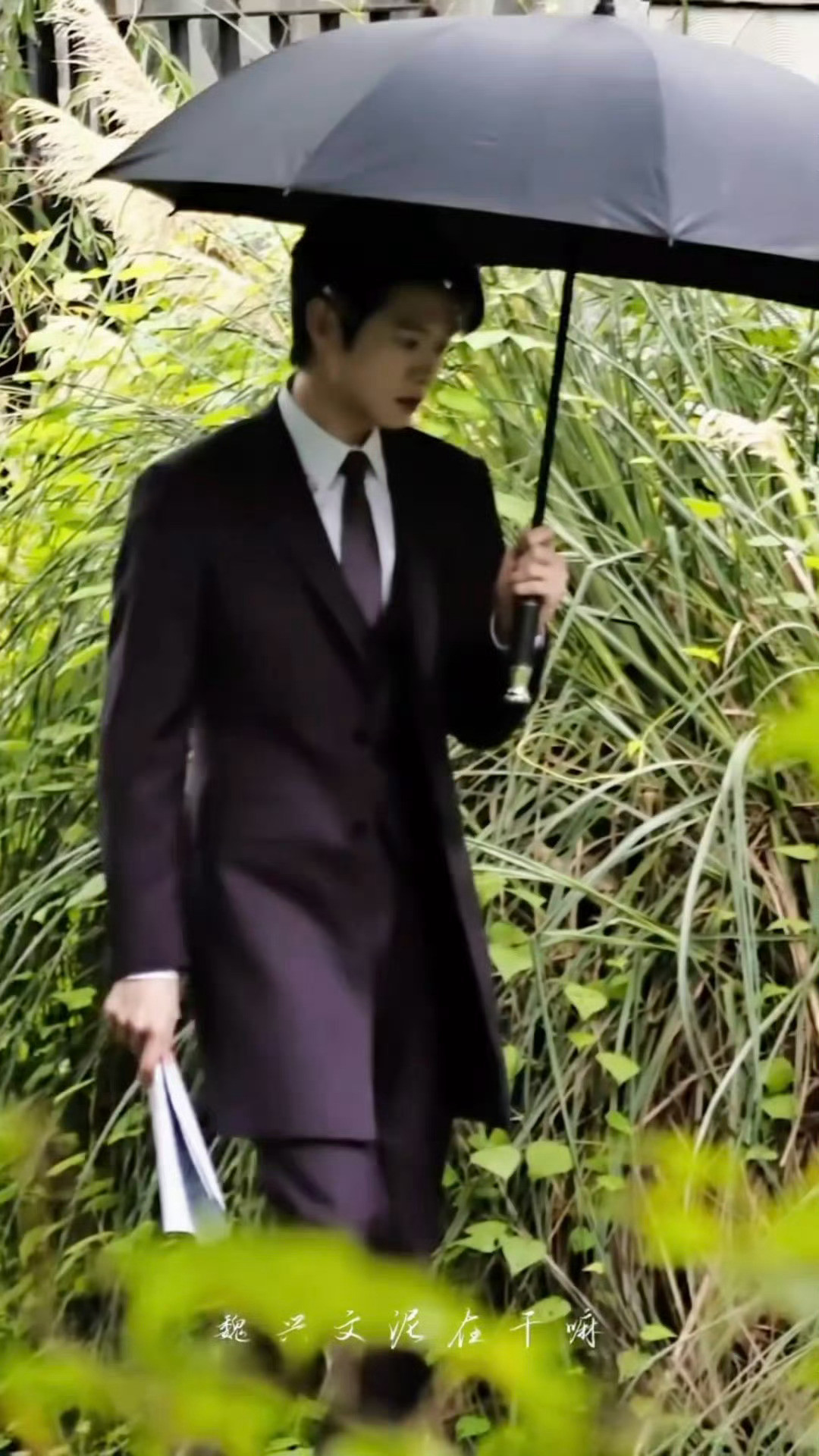 魏大勋穿长西装好矜贵，居然是紫色长西装套装，紫色确实很有韵味嘛
