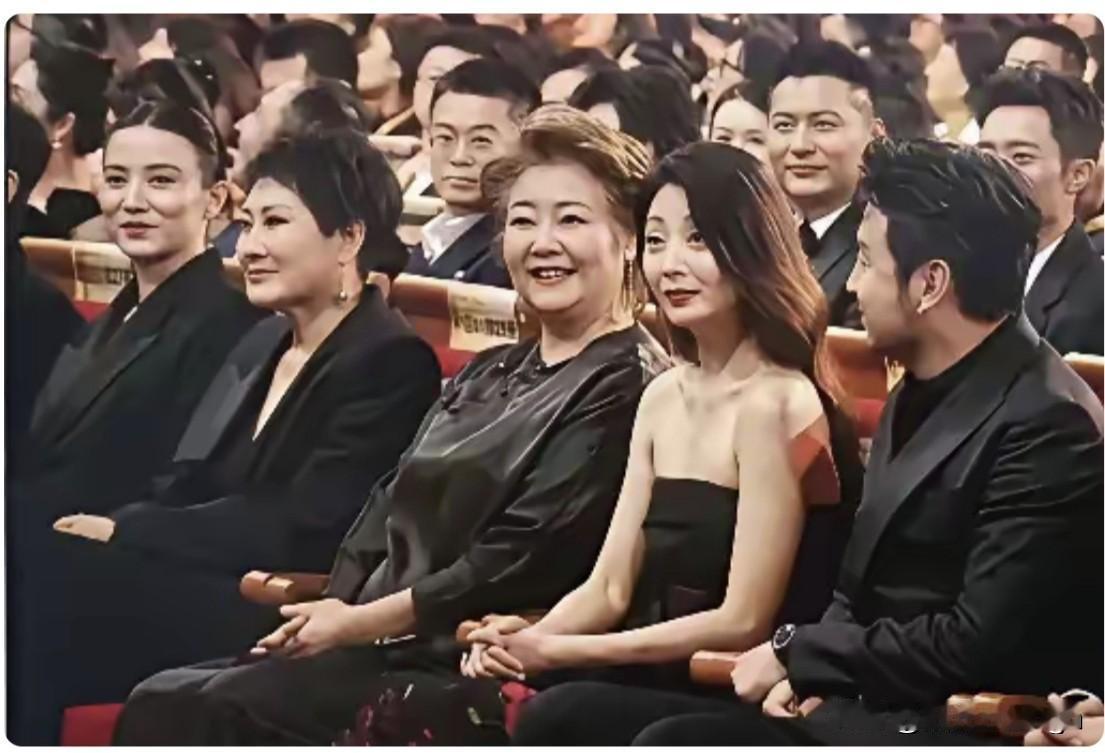 宋佳、张凯丽、萨日娜和殷桃坐在一起，本来想着宋佳和殷桃最年轻应该是最美的，但放大