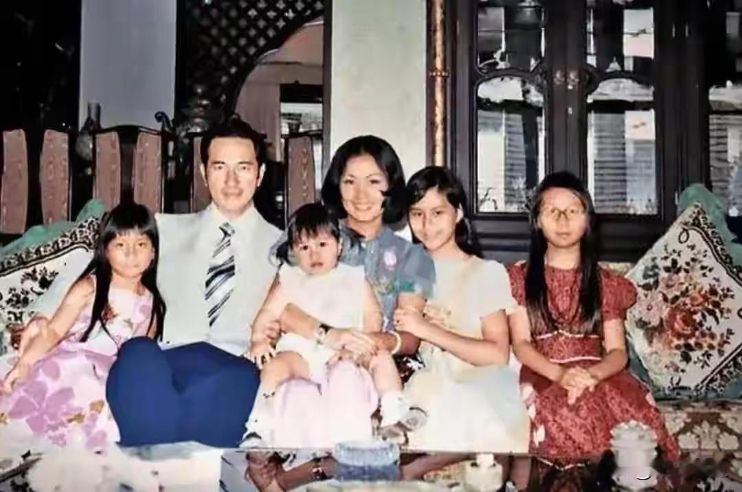 那时二太还年轻，她一连生了四个女儿，小女儿很可爱，何超琼很好看。