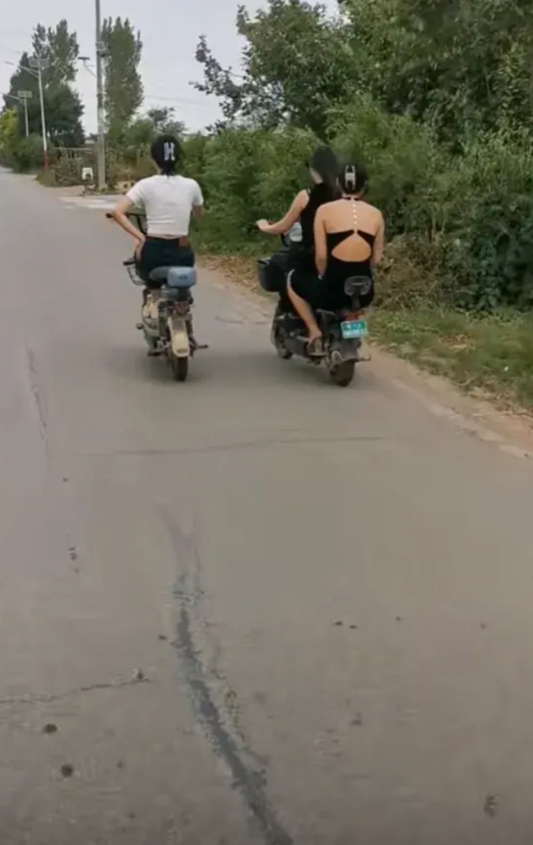 估计出了村才敢这么穿吧？