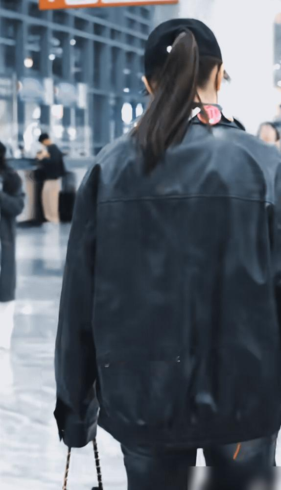 11月21日，结束全运会之旅的陈梦启程回京，脱下运动服，穿上私服的陈梦...