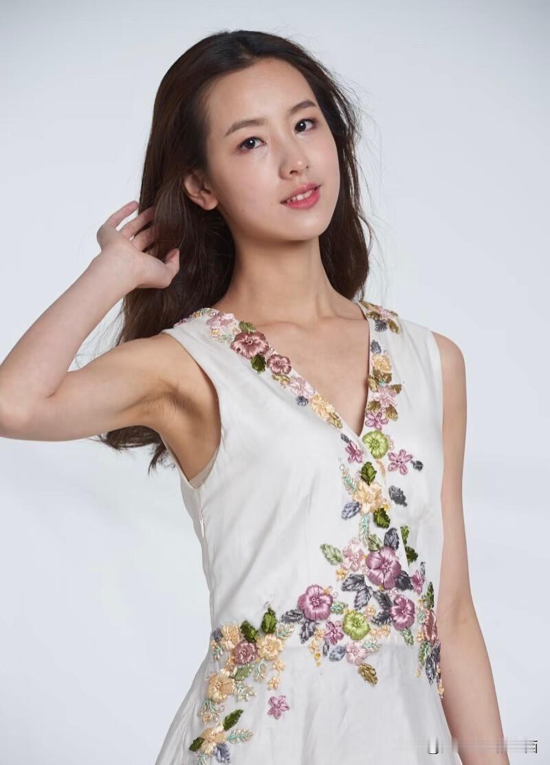 32岁的陈都灵脸上没有明显的医美痕迹，长相挺有辨识度的，感觉她的风格比较适合去饰