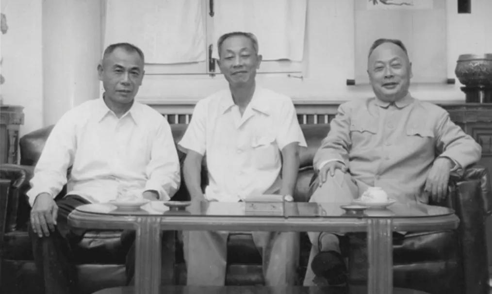 1946年夏，已经当上蒋介石侍从副官的陈修和突然被叫到南京官邸，一进门，蒋介石开