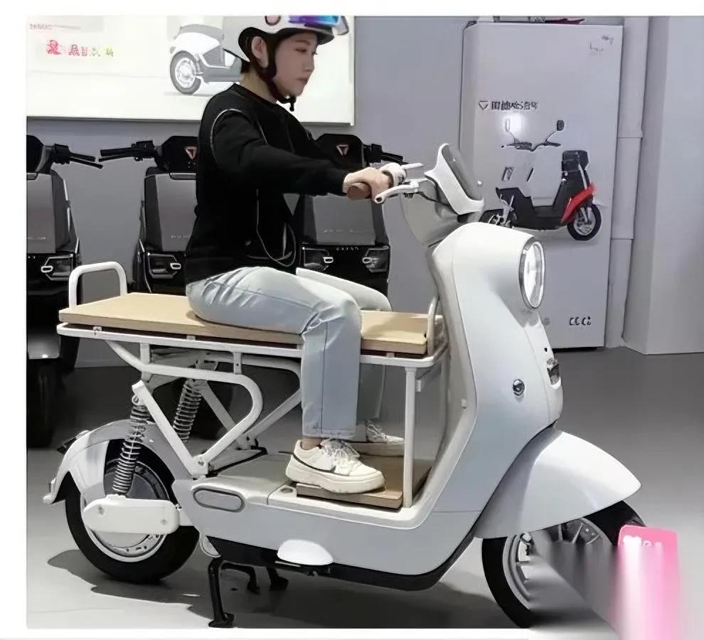 政策刚落地，车已经变形。网友神改后座，娃终于不悬空。他把折叠板凳焊在货架