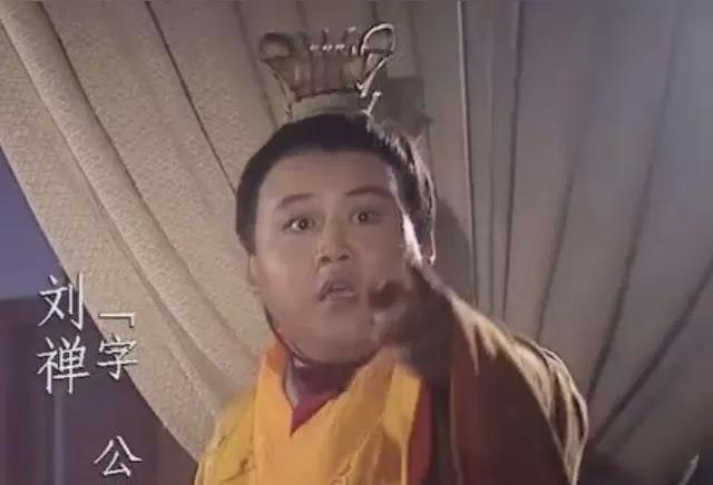 邓艾偷渡阴平，兵临成都城下，按说只有几千士兵，怎么刘禅就投降了呢？当时，姜维手底