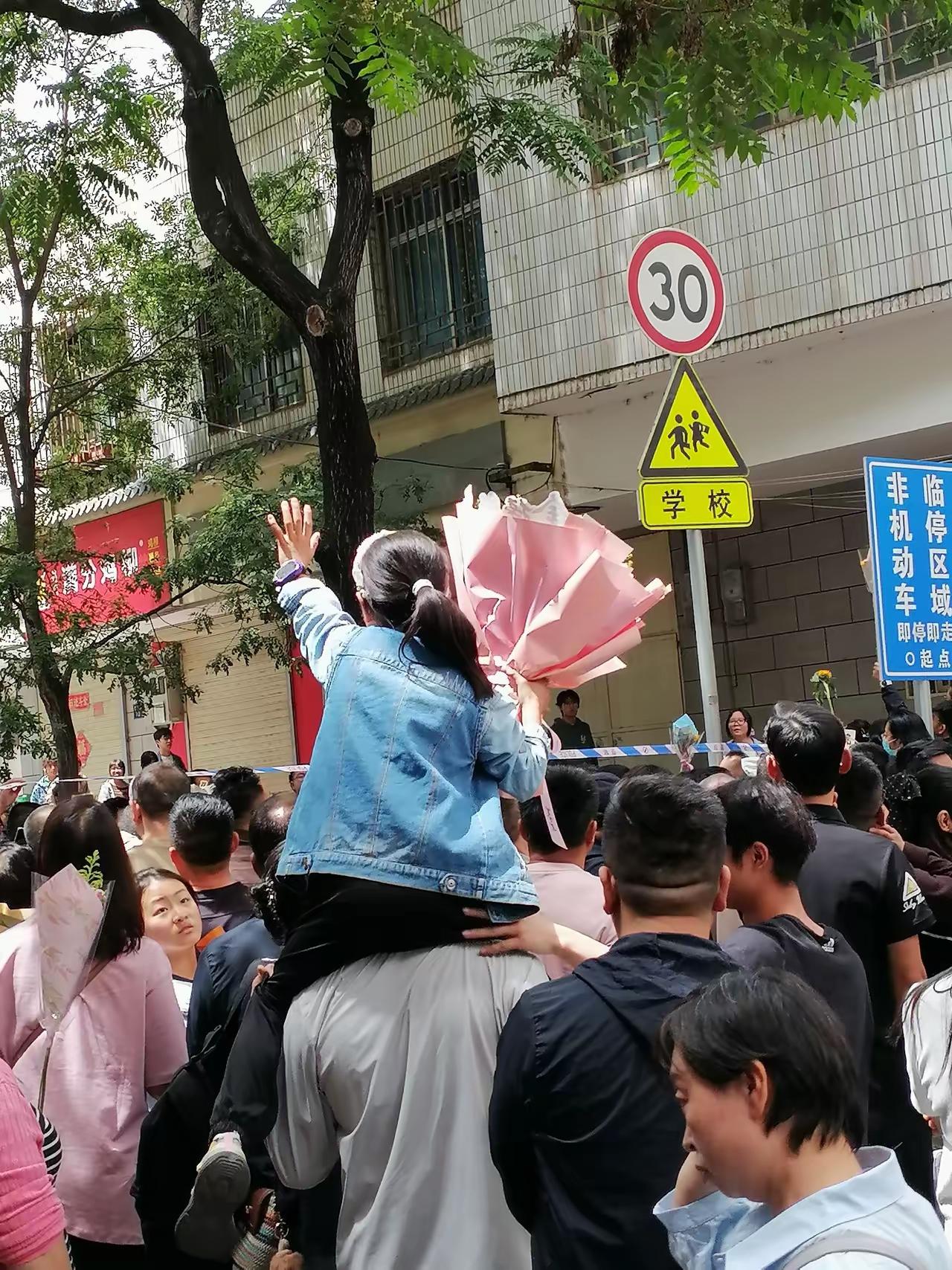 兰州西北中学考点这位骑在老公脖子上的大妈火了！今天是高考第一天，西北中学考点外