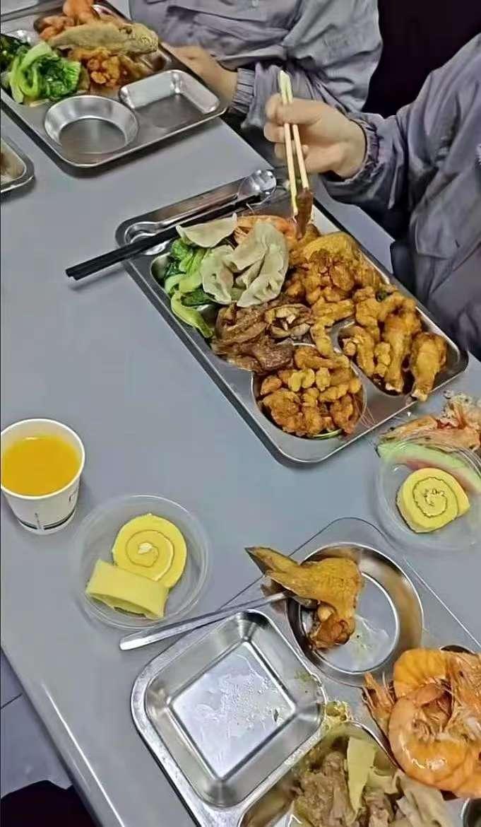 吵翻天！广东，一家电子厂举办年会，让人意外的是，他们并没有选择酒店，也没有表演和