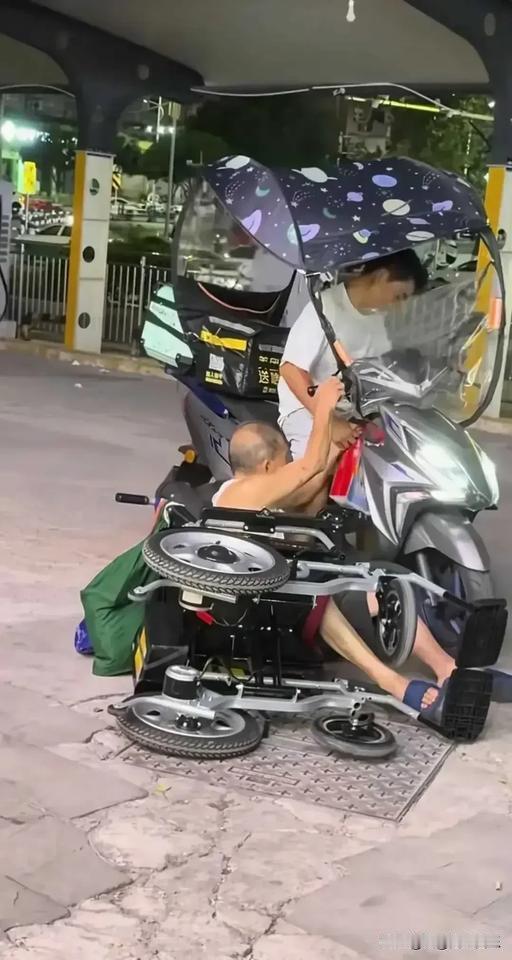 外卖小哥含泪自述：被讹20分钟，超时罚款谁承担？近日，一外卖小哥真是倒了八辈
